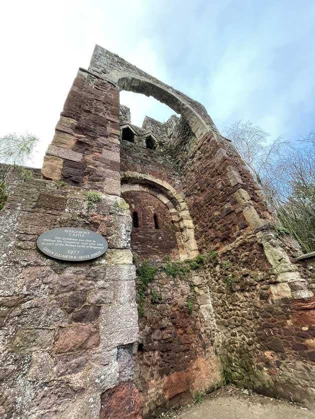 Gatehouse dating from 1066.